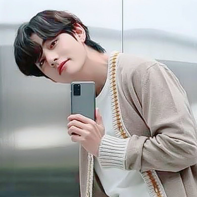 Featured image of post Taehyung Selca Mirror It is said that there is a magic mirror which is closely related to the destiny of numerous beautiful girls if you obtain it you will be able to