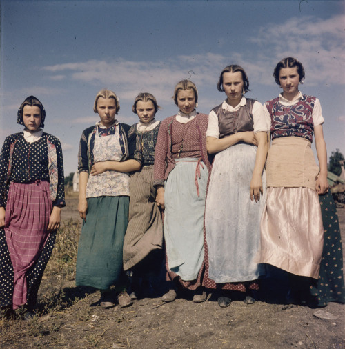 yesterdaysprint:Hutterite girls, Headingley, Manitoba, August 5, 1954