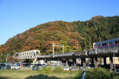 【５０４】高尾迄 紅葉撮りに 行きし折 自然と電車 調和美し