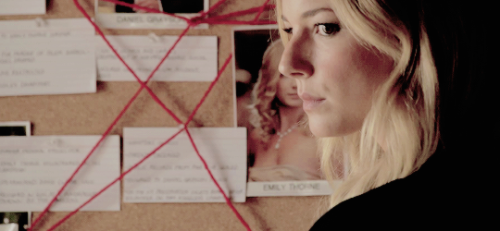 Emily Thorne in every episode: Penance (2x07)↳ “Miss Emily Thorne, sociopathic socialite..”