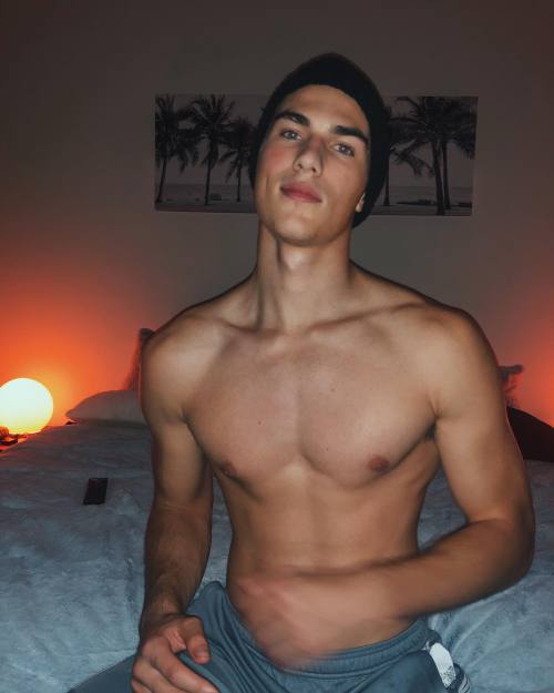 thehottestmenaround: Zach Coxwww.instagram.com/zachhcox/