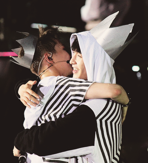 yixinqs:   A Fangirl’s guide on ‘How to lure Oppa into a hug’ - By Zhang Yixing