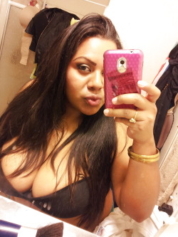 latinashunter:  Thick Sexy Latina Mamasota!!!