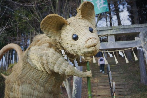 (吉田勇太 / ysdytさんのツイート: &ldquo;実家近くの神社の干支のしめ縄アートすごい。デフォルメ無しの細かい作りも凄いしデザインがそもそも良い。歴代の作品写真が社に飾られてるのもジワる。