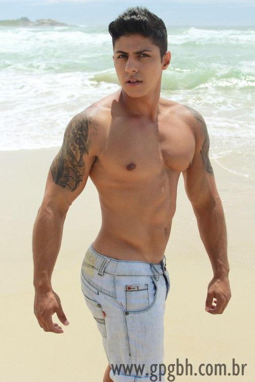 AlanPalmSprings Likes His Men!