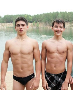 puffys-tickle-gigglegaz:  uwexplorer: Swimmer with bravado assues a “wanna fight” pose and his grinning buddy who wants to see him defeat you in the underwater arena. Mmm, help me doc,  tickles when you finger test our bellybuttons when we sniff