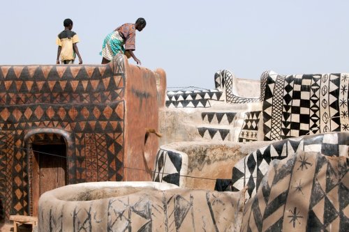 architectureandfilmblog: TIEBELE WOMEN PAINTING THEIR HOUSES (2008) An interesting, and also really 