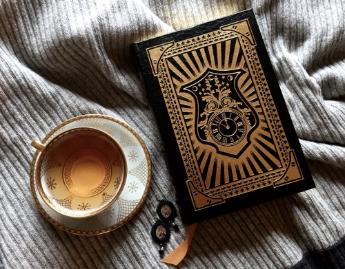 the-cloud-jumper: Isn’t this just beautiful? Leatherbound edition of the Night Circus by Erin 