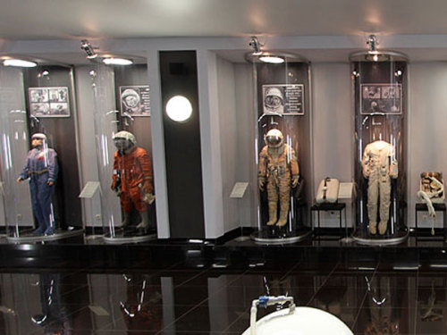 popmech:  Step inside the Russian spacesuit factory