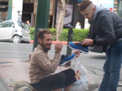 darkandblues:  fuckthesystem-fts:Sokakta yaşayan birisini mutlu etmek dünyanın en güzel şeyidir.Bende ağlardım yemin ederim ya…