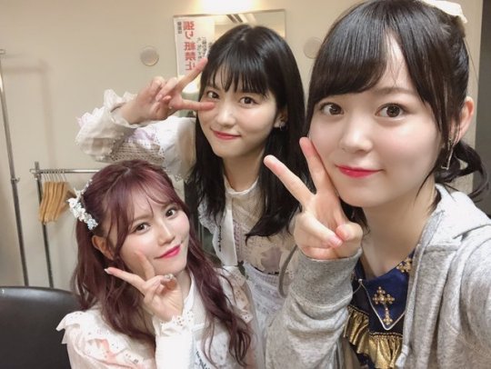 akb48-komi:  Komi with Megu-chan and Rei-chan~