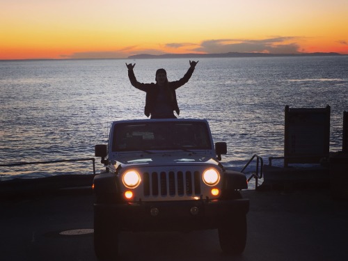 drinkyoudowntonight:I like my girls like I like my jeep, with me on them