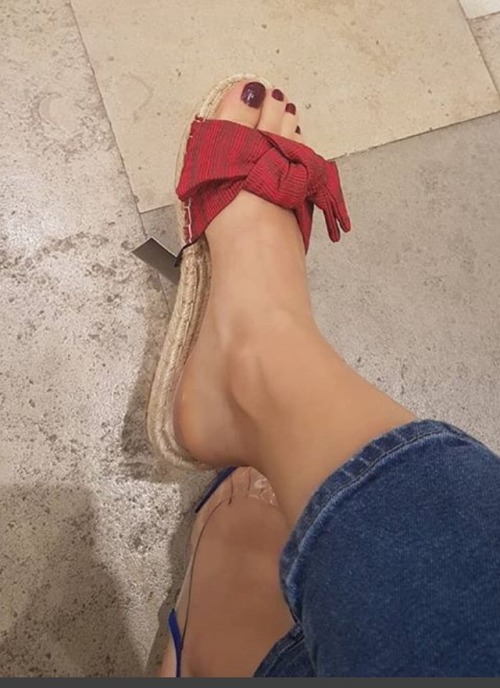 Pretty toes in sexy slides.