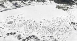 itscolossal:  An Expansive Swirling Snow Drawing Atop a Frozen Lake by Sonja Hinrichsen 