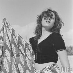 bellalagosa: Madhubala Indian Film Star Born: February 14,1933… Dedi, India Died: February 23, 1969,… Mumbai, India  https://painted-face.com/
