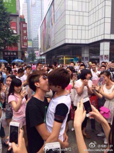 fuckyeahchinesebl:  offbeatchina:  Gay couple kissing contest on the busiest shopping strip in Chengdu attracted many exciting females.   2333好多腐女 