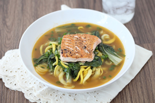 beautifulpicturesofhealthyfood:A garlicky ginger bowl of zucchini noodles with bok choy and salmon…R