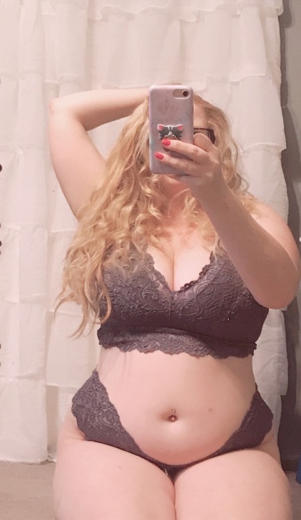 everyonelikesaredhead:  I’m not that bitch you wanna sleep on, baby.