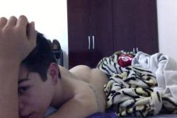 peruvian-diego:  laying on my bed so bored