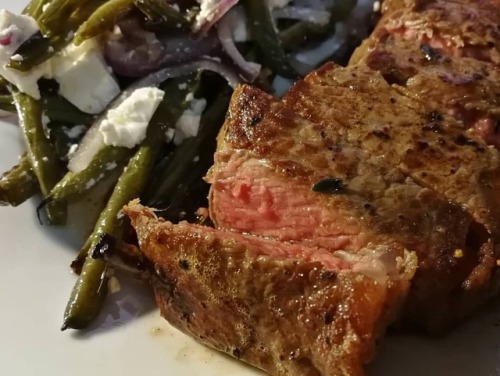 alittlebitofketo: Steak and green bean salad. #sugarfree #lowcarb #foodpics #pcos #healthyfood #food