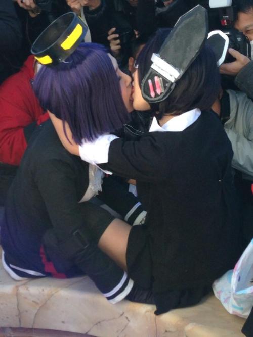 cosplaygirl:  C85冬コミでレイヤーが濃厚なレズディープキスｗｗｗ - みんくちゃんねる