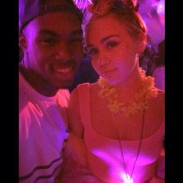mileynation:  Miley at her birthday party last night 