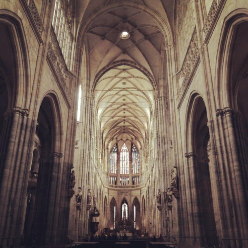 fuckyeahgothiccathedrals: Saint Vitus’ Cathedral, Prague (1329-1929) wheredoyoutravel: Lo