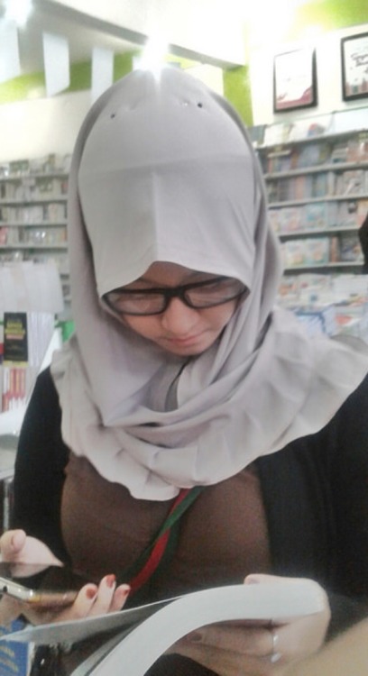 warda9b: Hijab huge boobs Biar lah nmpk puting tuh