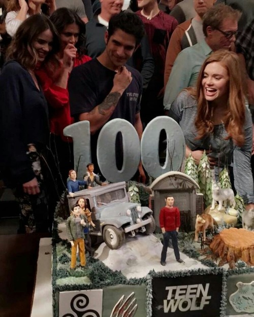 eternvlecho:Holland Roden and the cast of Teen Wolf attend the 100 Episodes Celebration held in the 