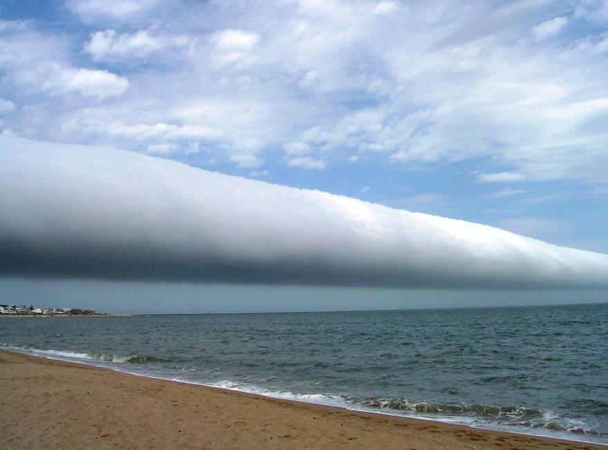 unicorn-meat-is-too-mainstream:   strange clouds  Various cloud formations might