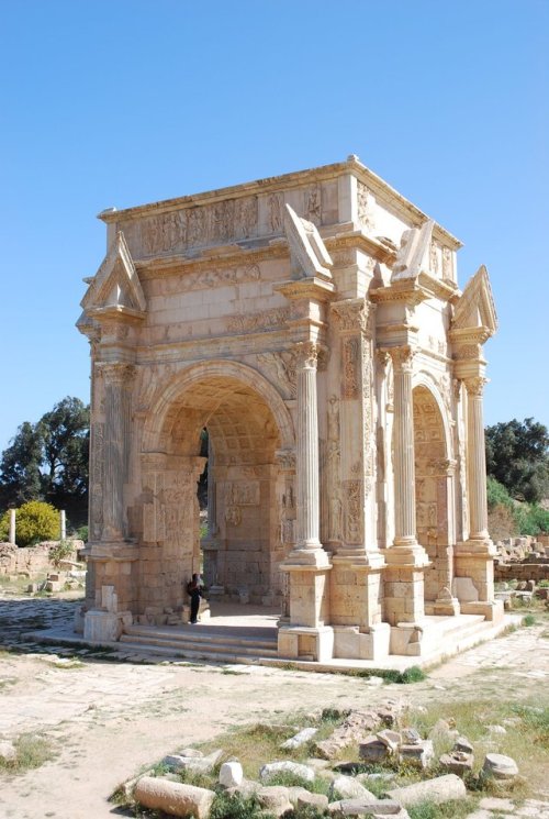 ancientorigins:Ancient Roman road runs through the ruins of the ancient city of Leptis Magna in Liby