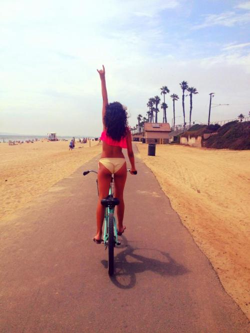yourbullshiteveryday:  Had a great day at the beach