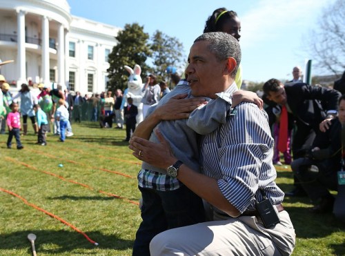 farfromthepacific:accras:Consoler-in-ChiefPresident Obama consoles Donovan Frazier, 5, whose egg ran