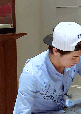 luderella:  when luhan found out the box is just an empty box ;u;
