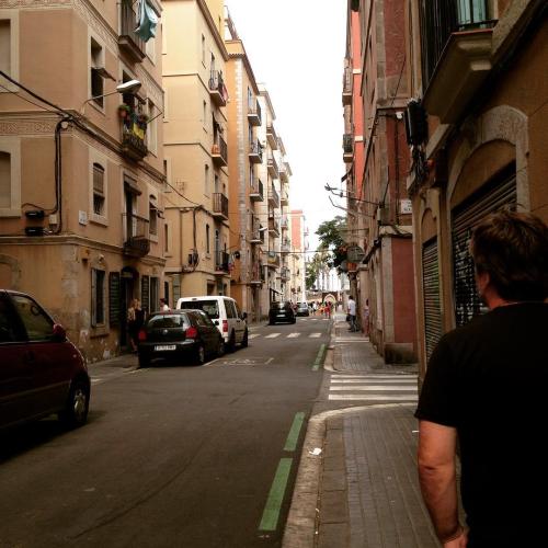 Don’t forget to take the side streets 🚗 #espana #barcelona #spain #sidestreet #architecture #latergram #missit #europe #weekend #photobombbydad