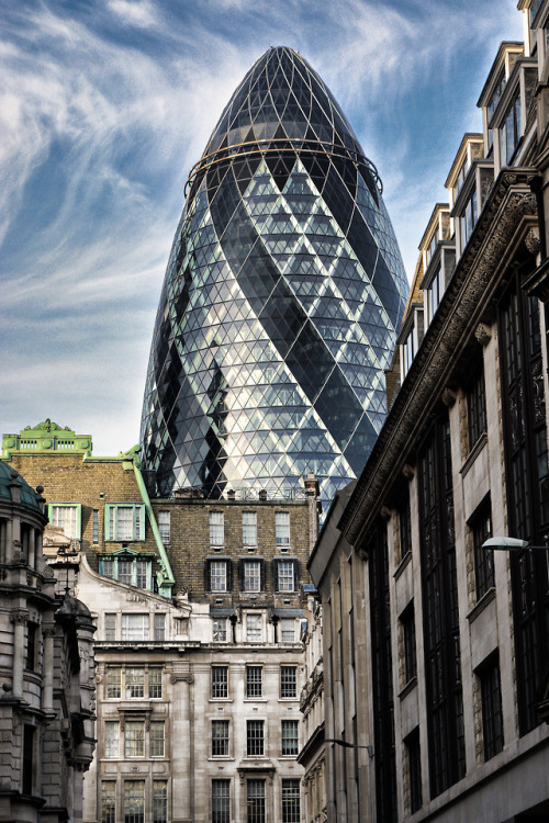 sometimeslondon:  The Gherkin looking over more traditional buildings