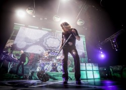 thomasklungland:  På fredag var eg i Oslo Spektrum og traff på Dream Theater. Heilt sjukt. Verdens beste band infridde på stort sett alle nivå. Eg sit no glad og nøgd etter å ha opplevd favorittbandet mitt live.