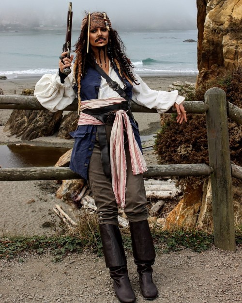 sharemycosplay: #Disney’s #JackSparrow #Cosplayer @lindsaycomics. #DisneyCosplay #Pirate #JackSparro