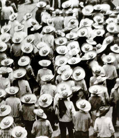 Porn mondfaenger: Photo by Tina Modotti, Revolución photos