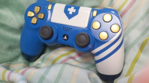 also finished a custom ps4 controller for the bf today! its combat medic ziegler themed c: