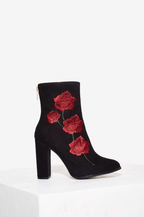 de4dgal: de4dgal: embroidered roses on suede boots these are no longer on nastygal but they have it 