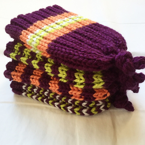 Free Knitting Pattern: Skinny Rib Stretchy Baby Hat by Pins’s Needles 
