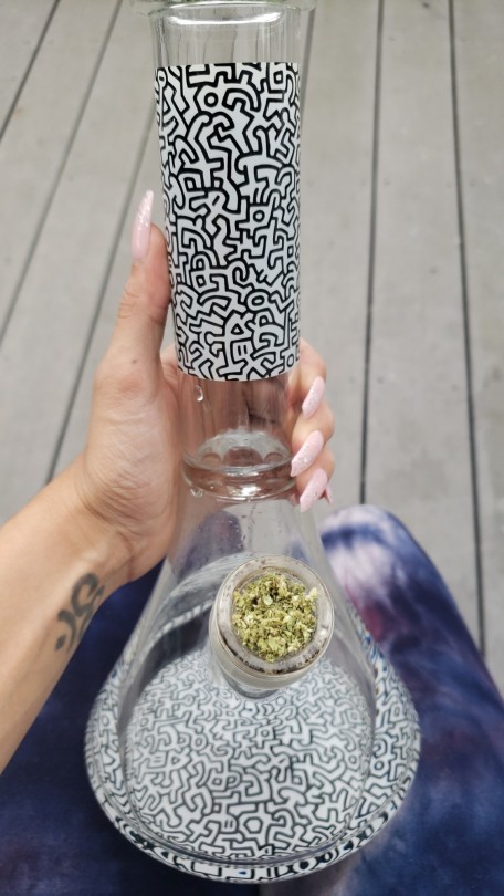 indica-illusions:My bongs so trippy to look at 👀
