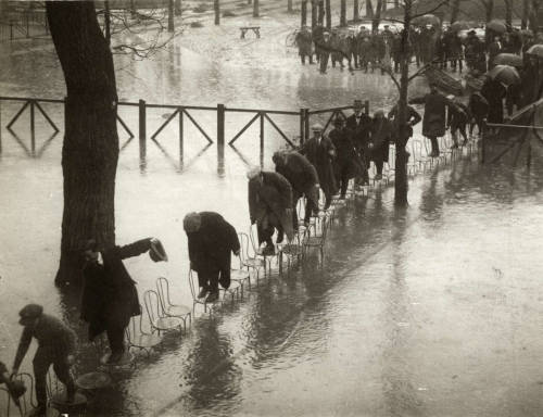 yama-bato: Henri Manuel The Maison Laffitte hippodrome, west of Paris, is flooded by the flood of th