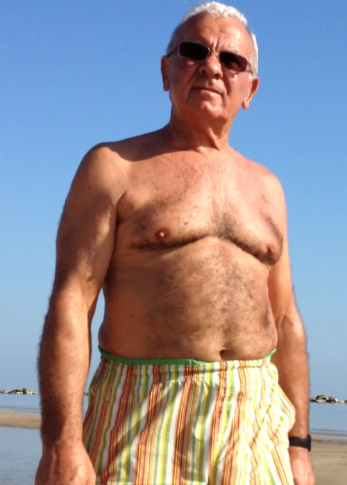 kosmosuniverse:  Handsome, sexy and a nice bulge