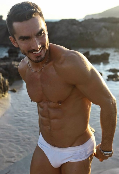 greenspeedos:  Let’s start Friday with this gorgeous man in white!