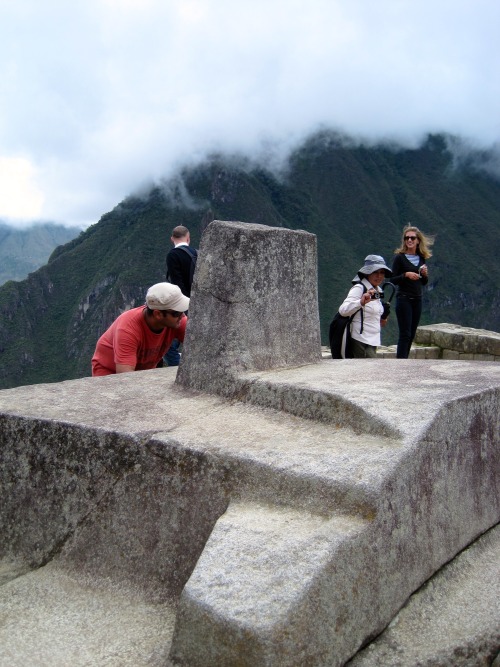 Los turistas y Trabajo de la piedra, Machu Picchu, Perú, 2010.The moving and working of huge stones 