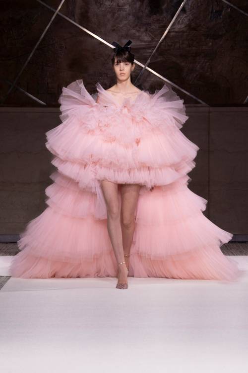 Giambattista Valli, Spring 2022 CoutureCredits:Louis Ghewy - Hair StylistHelene Vasnier - Makeup Art