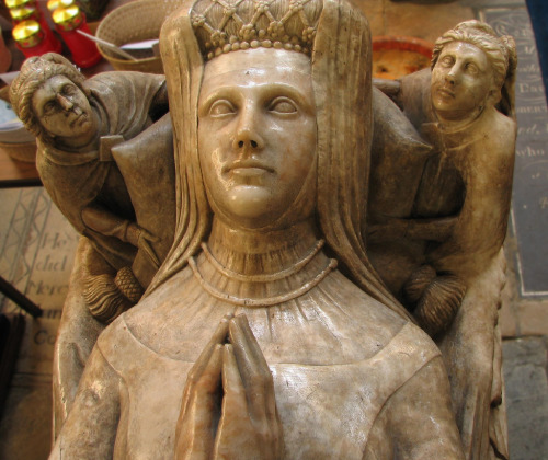 jeannepompadour:Tomb effigy of a woman from the de Burgeis family, St Mary’s church in Melton Mowbra