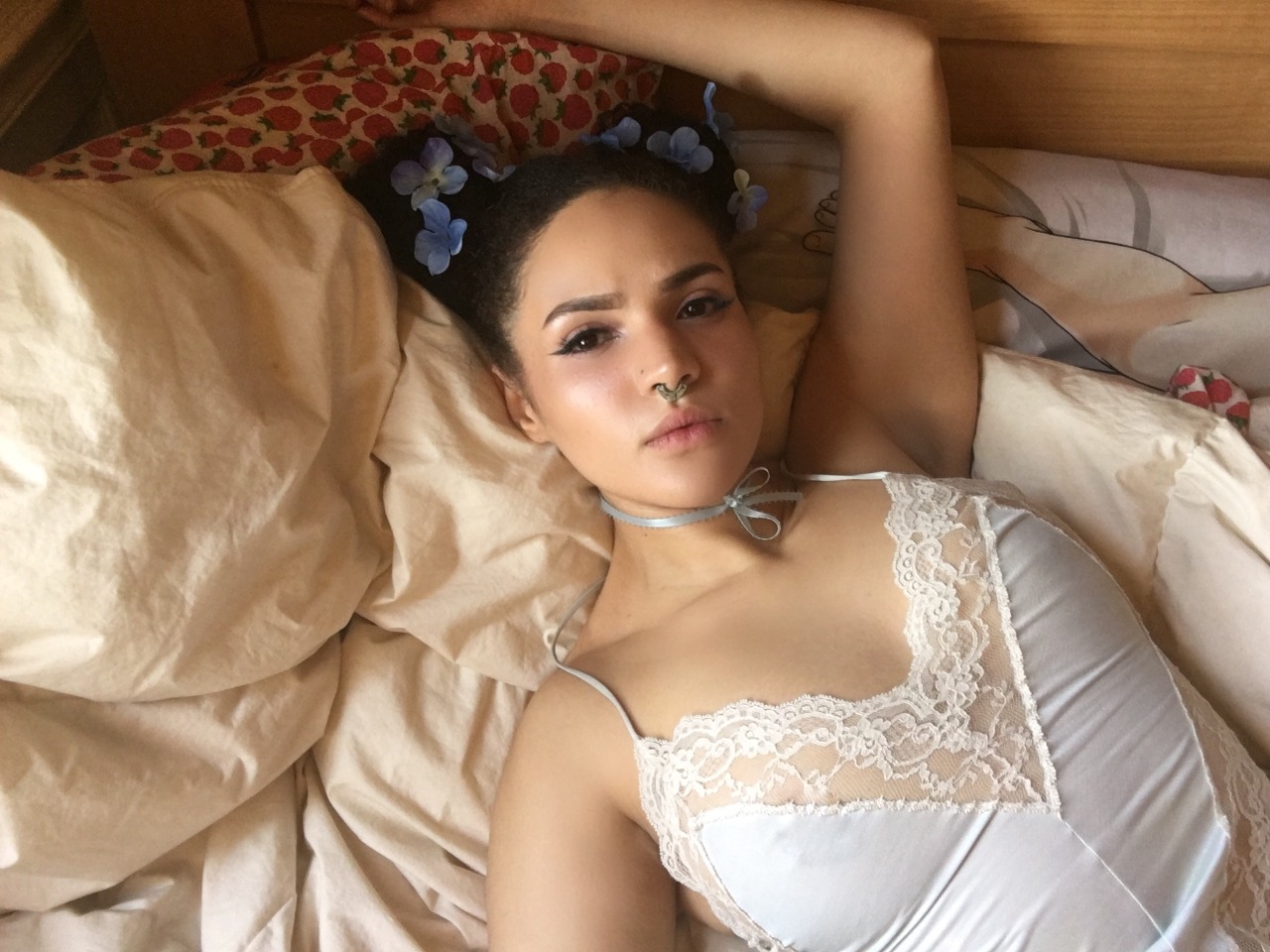 satanicspacecat:  babeobaggins:  Bedroom fairy 💙👼🏽  Omg. Actual angel 😻